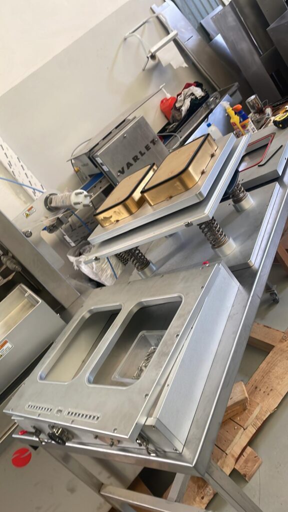 maquina de envasado en proceso de auditoría y restauración