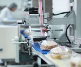 Equipos de envasado industrial para el sector alimentario, optimizando procesos y calidad.